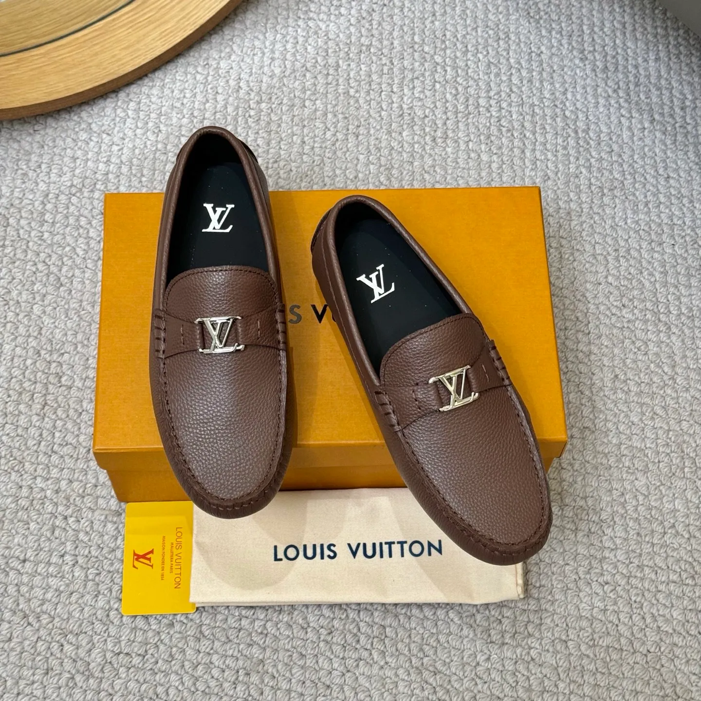 Men's men's shoes 💰420 (Yangli) LV 2⃣️0⃣️2⃣️5️⃣Spring and summer counter GLORIA series models ✈️Original factory special leather production, original last type. A classic driving slip-on casual shoe that shows an elegant style with exquisite craftsmanship details such as Monogram embossing all over the upper🌀Italian imported calfskin fabric Sheepskin foot pads➕Inside～Private mold replica sole Unique style Comfortable driving slip-on Size: 4-12 (38-46) Comes with [Counter packaging: original box, wrapping paper, card, instruction manual, shoehorn, cloth bag] No pressure to enter and leave the counter!